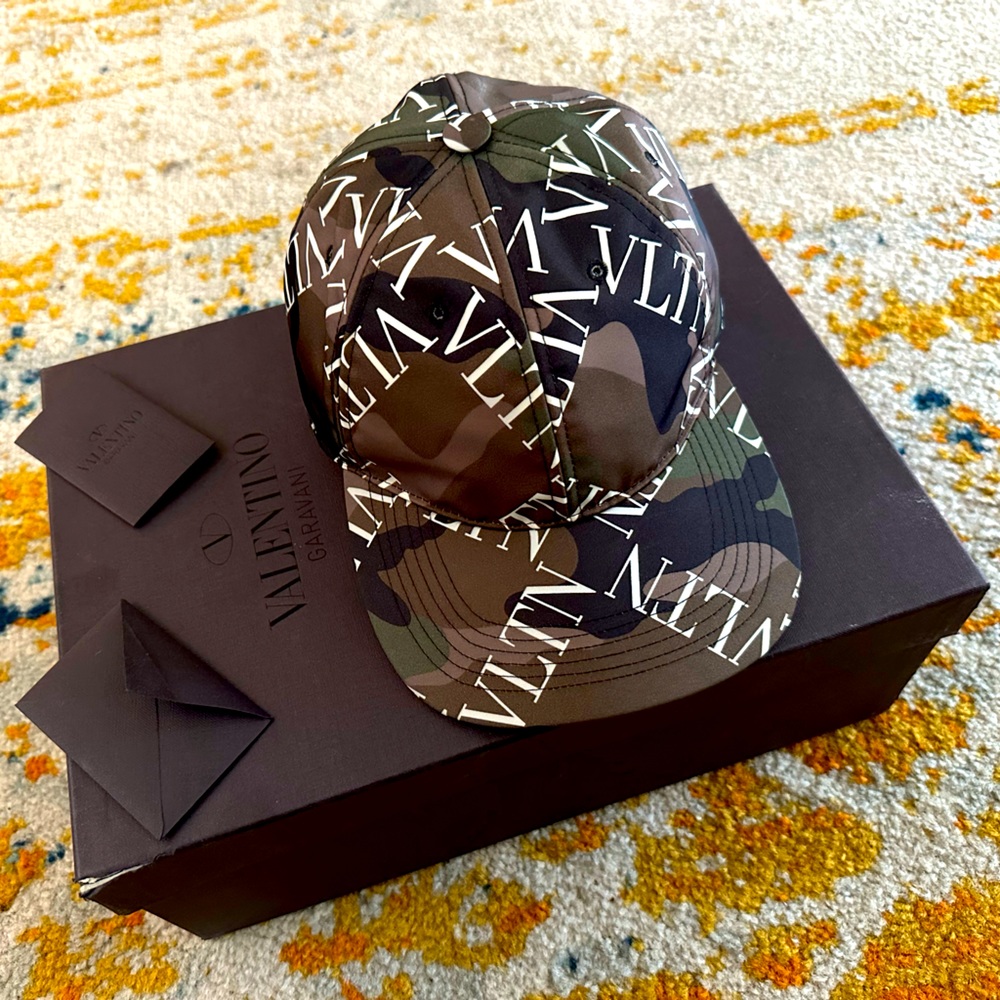 AUTHENTIC VALENTINO GARAVANI HAT NEW